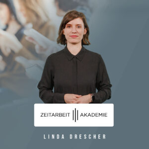 Eine Frau in schwarzer Bluse steht vor dem Logo der Zeitarbeit Akademie, lächelnd für ein professionelles Porträt.