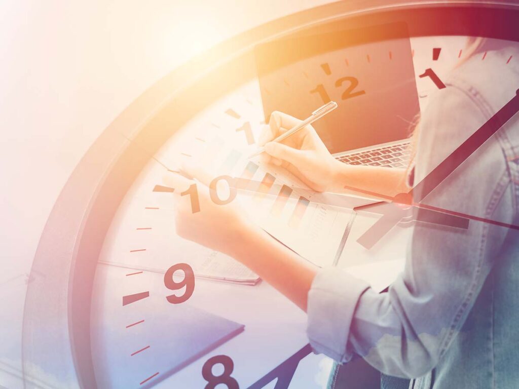 Webdesign-Konzept: Frau arbeitet am Laptop, überlagert von Uhr, symbolisiert Zeitmanagement und Produktivität.