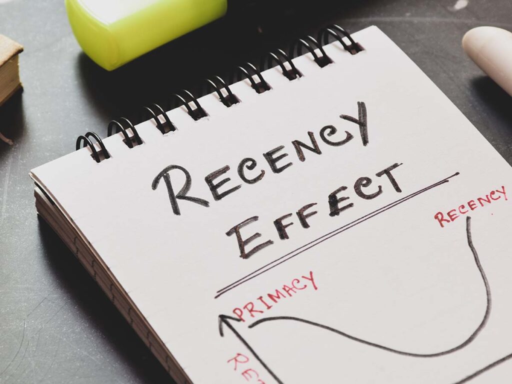 Notizbuch mit Diagramm zum Recency Effect, illustriert durch Primacy und Recency auf einer Kurve. Ideal für Psychologie-Studien.