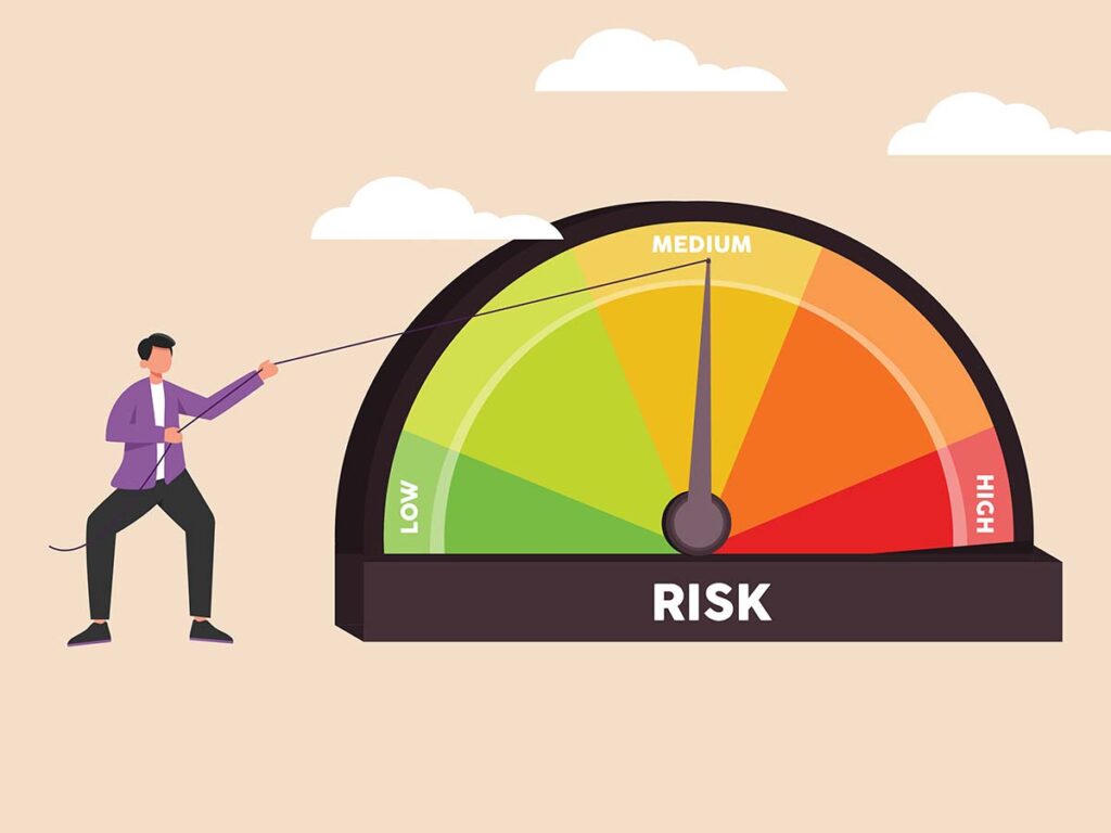 Mann zieht Risikomesser von hoch nach niedrig, um Risiko-Management zu zeigen. Konzept für Risiko-Reduzierung in Unternehmen.