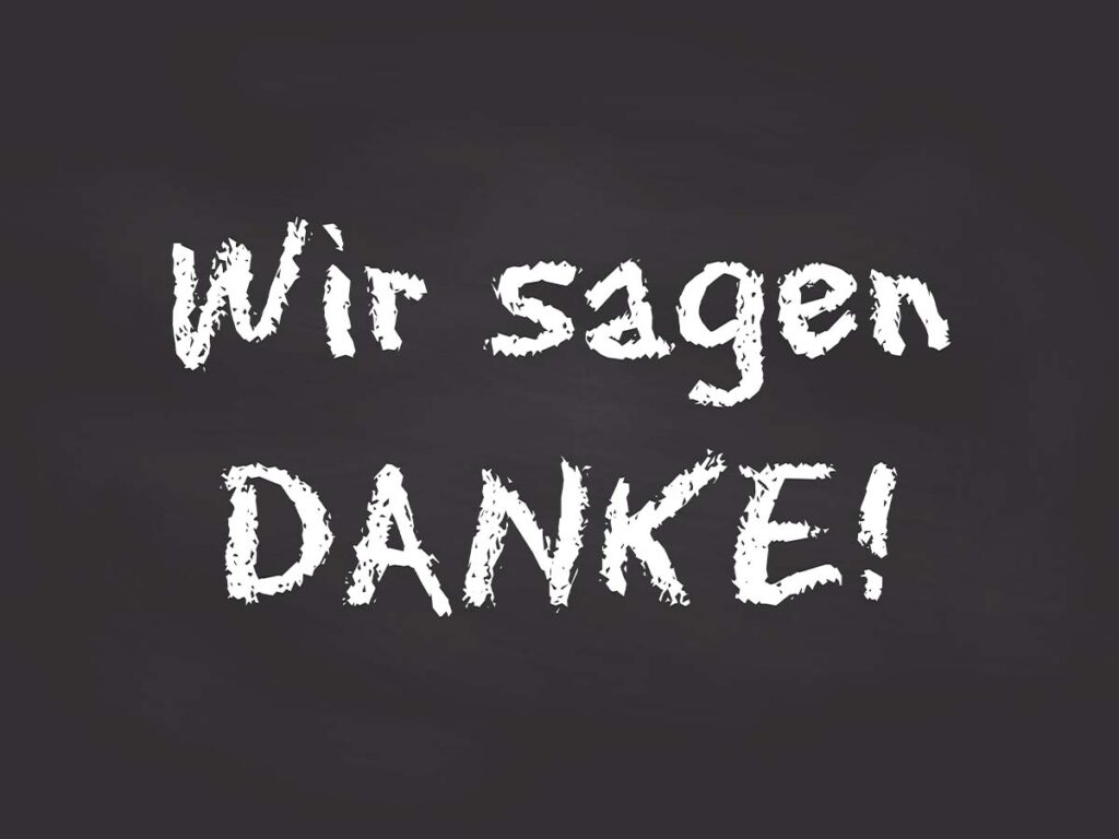 „Wir sagen Danke!“ in weißer Kreide auf schwarzer Tafel, Dankbarkeit, Wertschätzung, Schule, Bildung, einfache Botschaft.