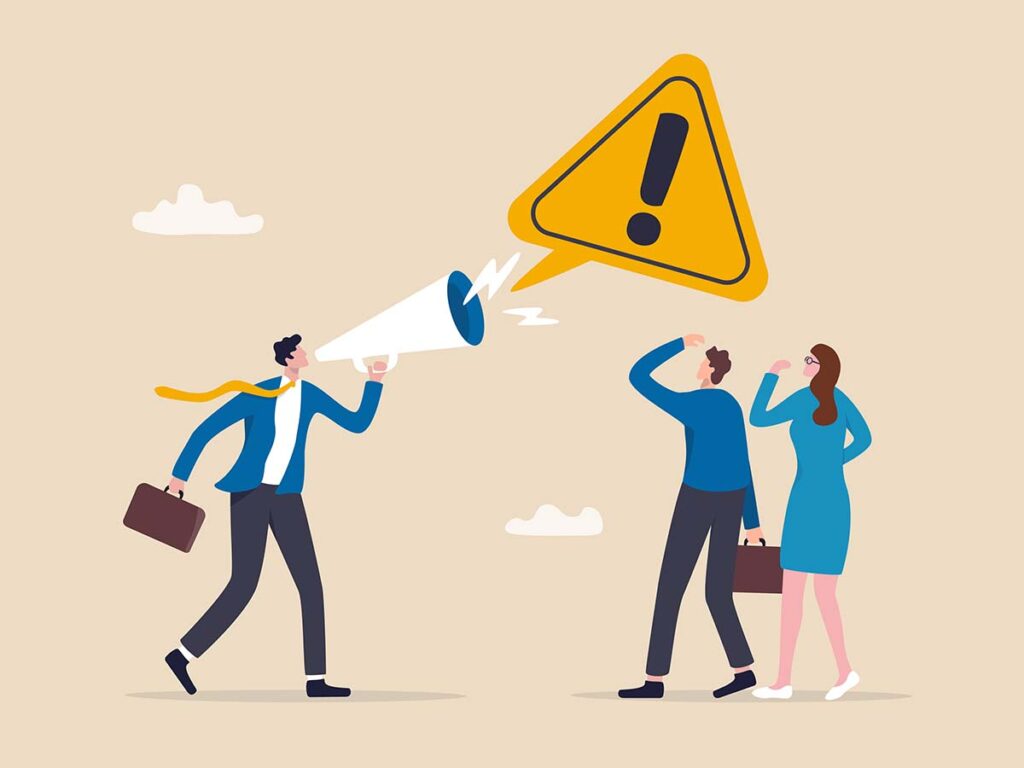 Mann mit Megafon warnt zwei Kollegen. Gelbes Warnsymbol in Sprechblase. Geschäftskommunikation und Alarmkonzept.