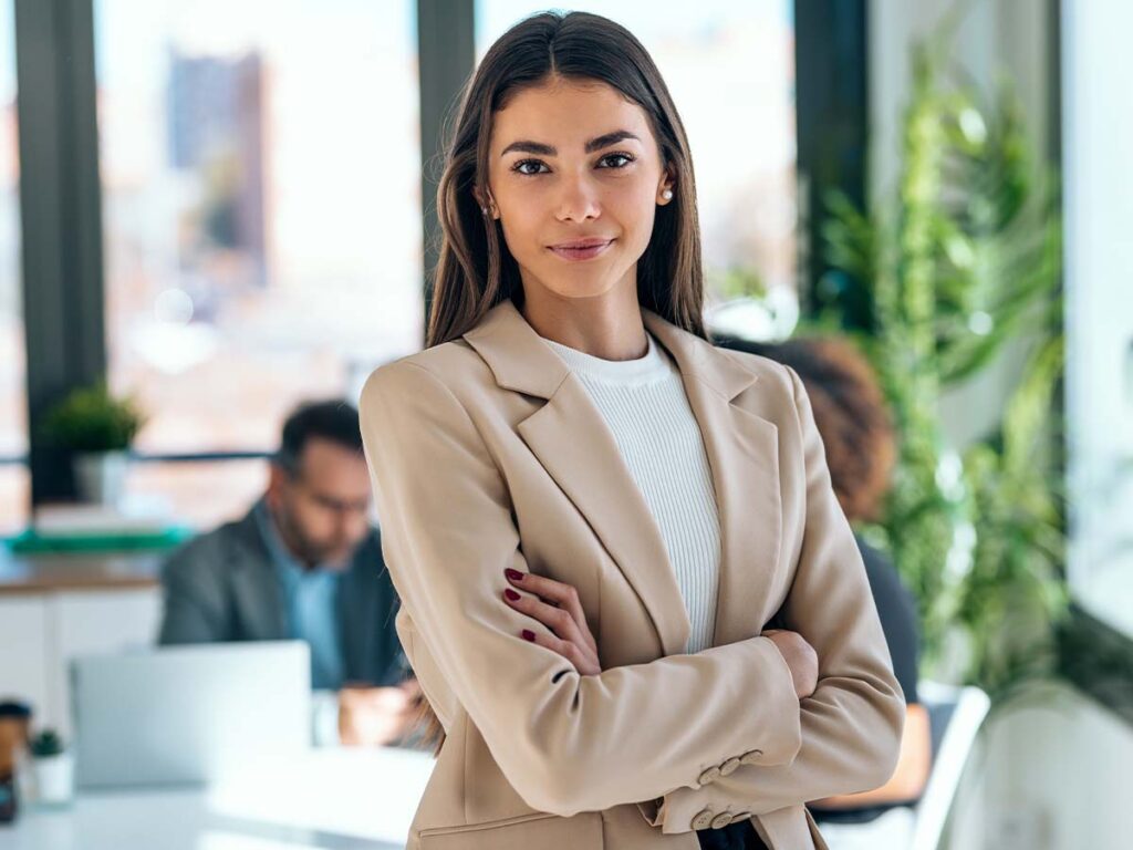 Frau im Business-Anzug im modernen Büro, Selbstbewusstsein, Karriere, professionell.