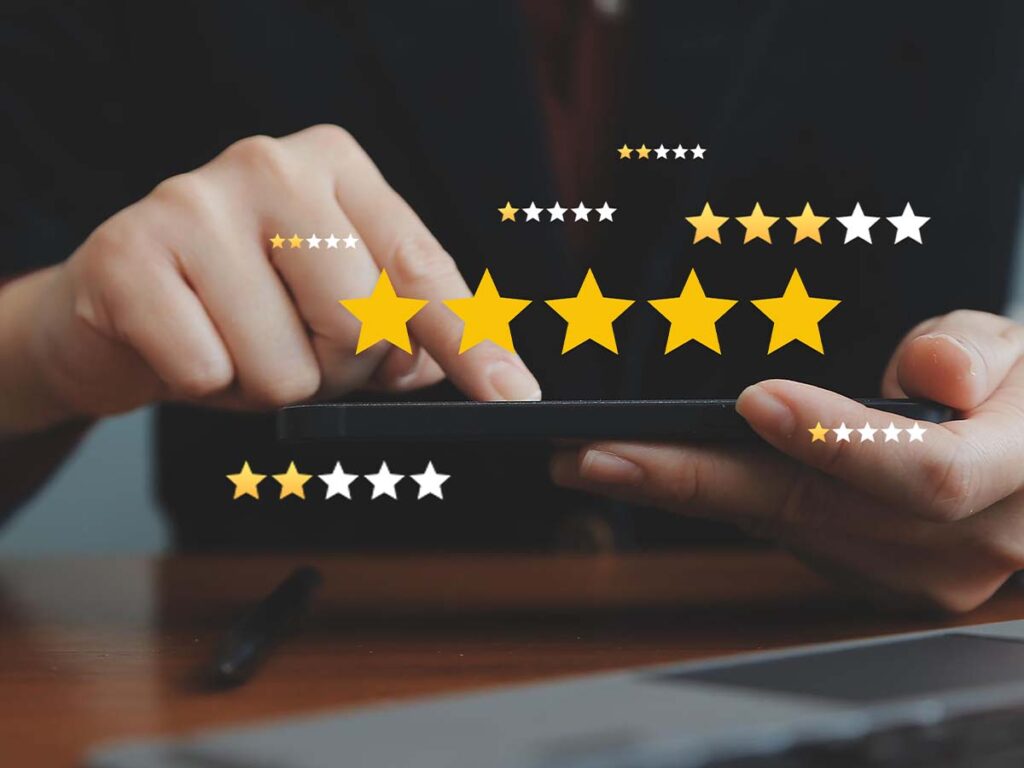 Benutzer tippt auf Smartphone mit Sternebewertungen. Kundenbewertung, Online-Feedback und Nutzererfahrung digital.