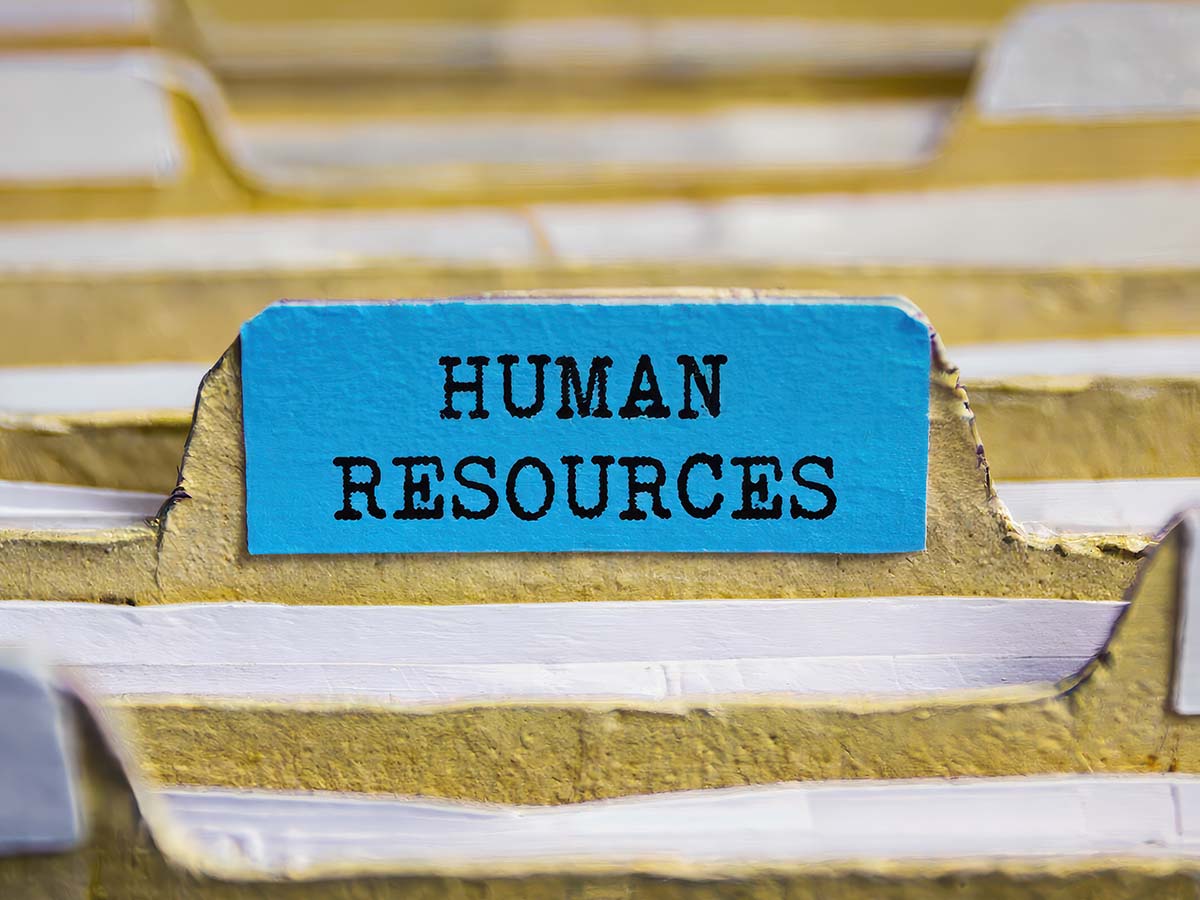 Büro-Ordner mit blauem Tab Human Resources, Personalabteilung. Personalverwaltung und Dokumentenorganisation.