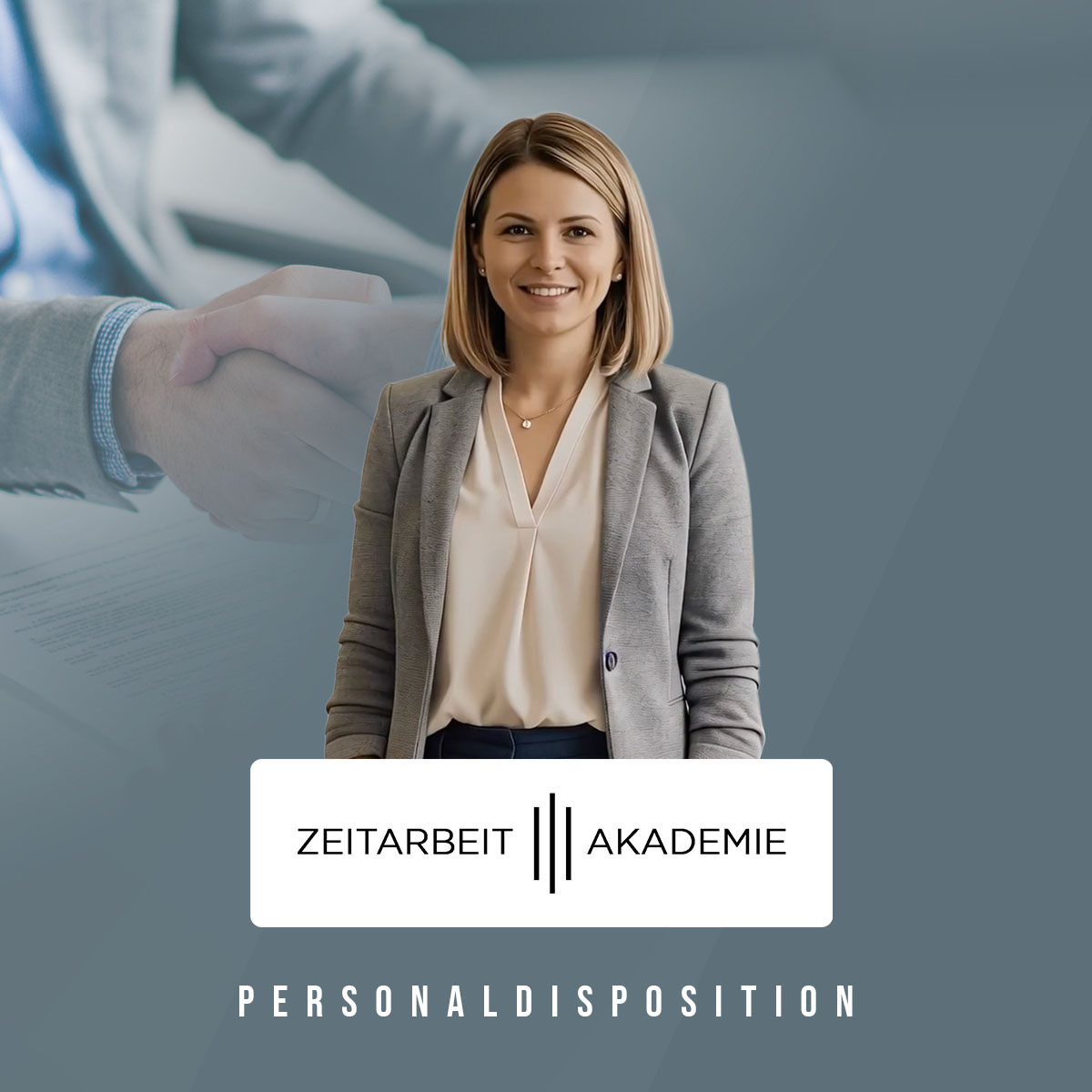Frau in grauem Blazer lächelt vor einem Hintergrund mit Händedruck. Logo der Zeitarbeit Akademie: Personaldisposition.